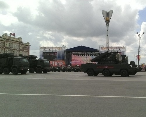 В Ростове парад в честь 70-летия Победы начался с аплодисментов ветеранам ВОВ  