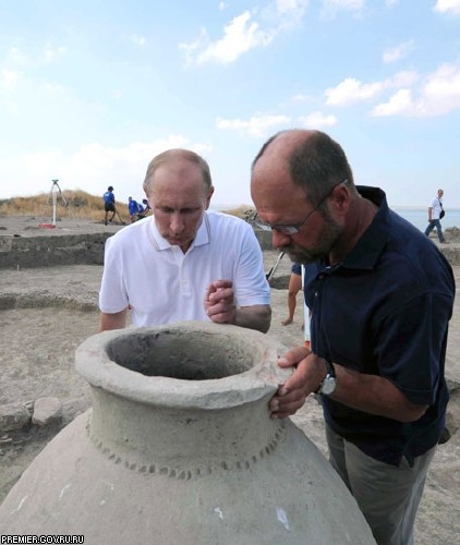 В.Путин посетил лагерь археологов на Таманском полуострове