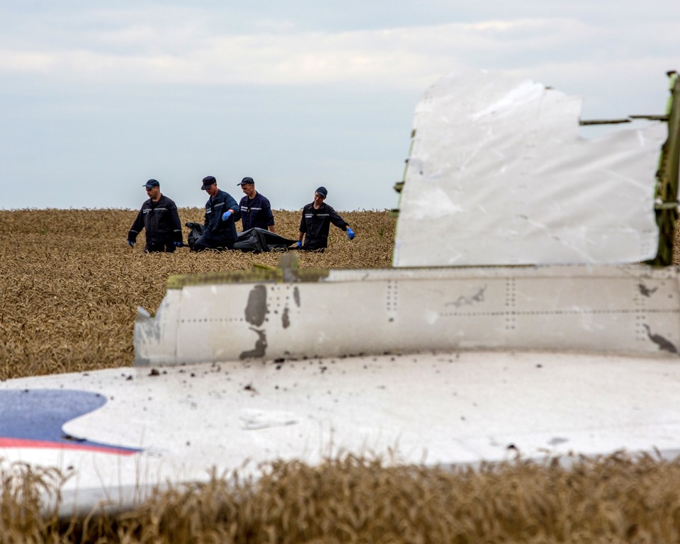 Спасатели выносят тела погибших и обломки самолета Boeing 777 