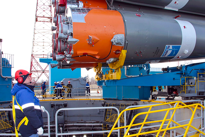 Рабочие космодрома Восточный&nbsp;готовятся установить ракету на стартовый комплекс для первого запуска
