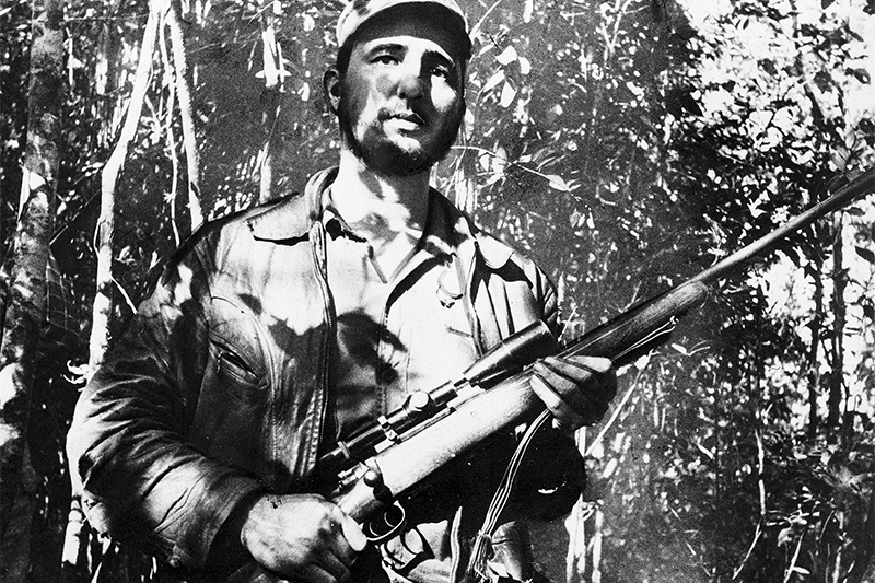25 ноября 1956 года революционеры на&nbsp;яхте &laquo;Гранма&raquo; отправились к&nbsp;берегам Кубы. Они высадились в&nbsp;горах Сьерра-Маэстра и&nbsp;в&nbsp;последующие два года вели партизанскую войну.

На фото: Фидель Кастро&nbsp;&mdash;&nbsp;лидер повстанцев. 26 февраля 1957 года
