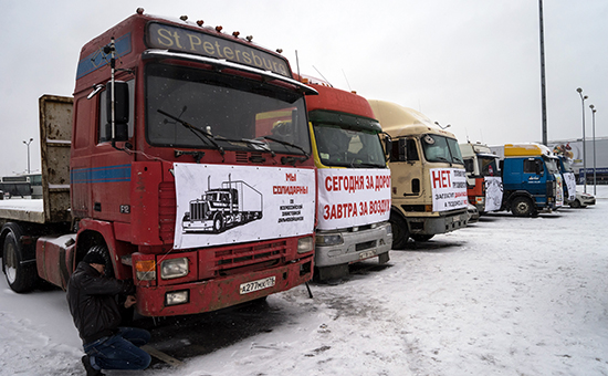 Водители грузовых автомобилей во&nbsp;время акции протеста против&nbsp;платы за&nbsp;проезд по&nbsp;федеральным трассам у ТРК &laquo;МЕГА&raquo; в&nbsp;Санкт-Петербурге


