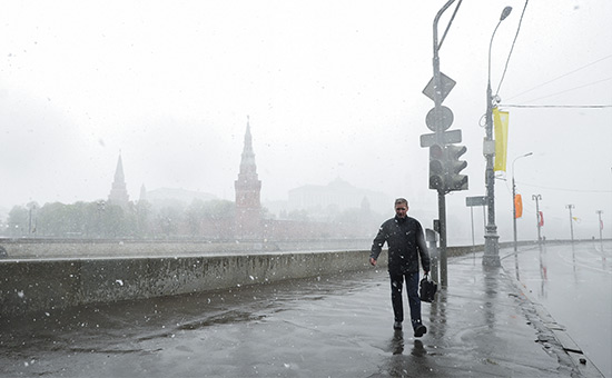 Во время снегопада на Софийской набережной. 7 мая 2014 года


