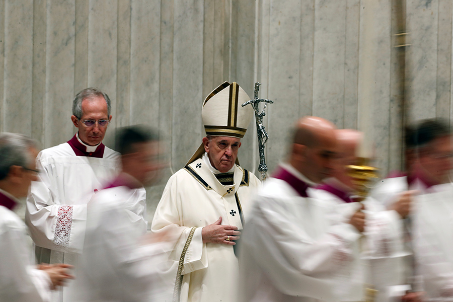 Папа Франциск уходит после окончания пасхальной службы в Базилике Святого Петра, куда не допустили публику из-за вспышки коронавирусной инфекции
