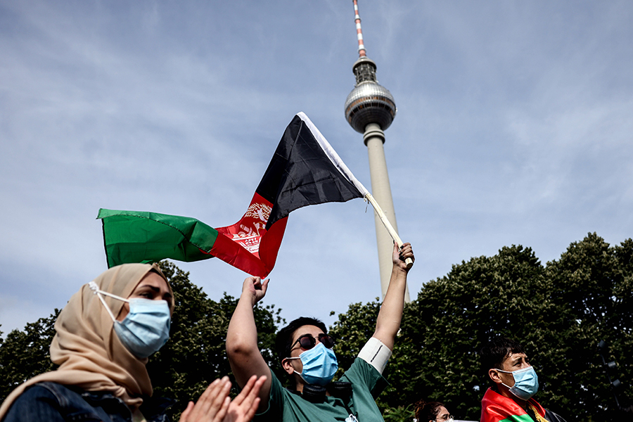 Демонстранты с флагом Афганистана на улицах Берлина