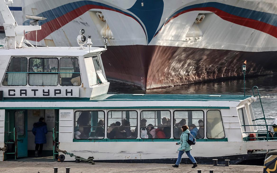 В Севастополе остановили морской транспорт на фоне сообщений о взрывах