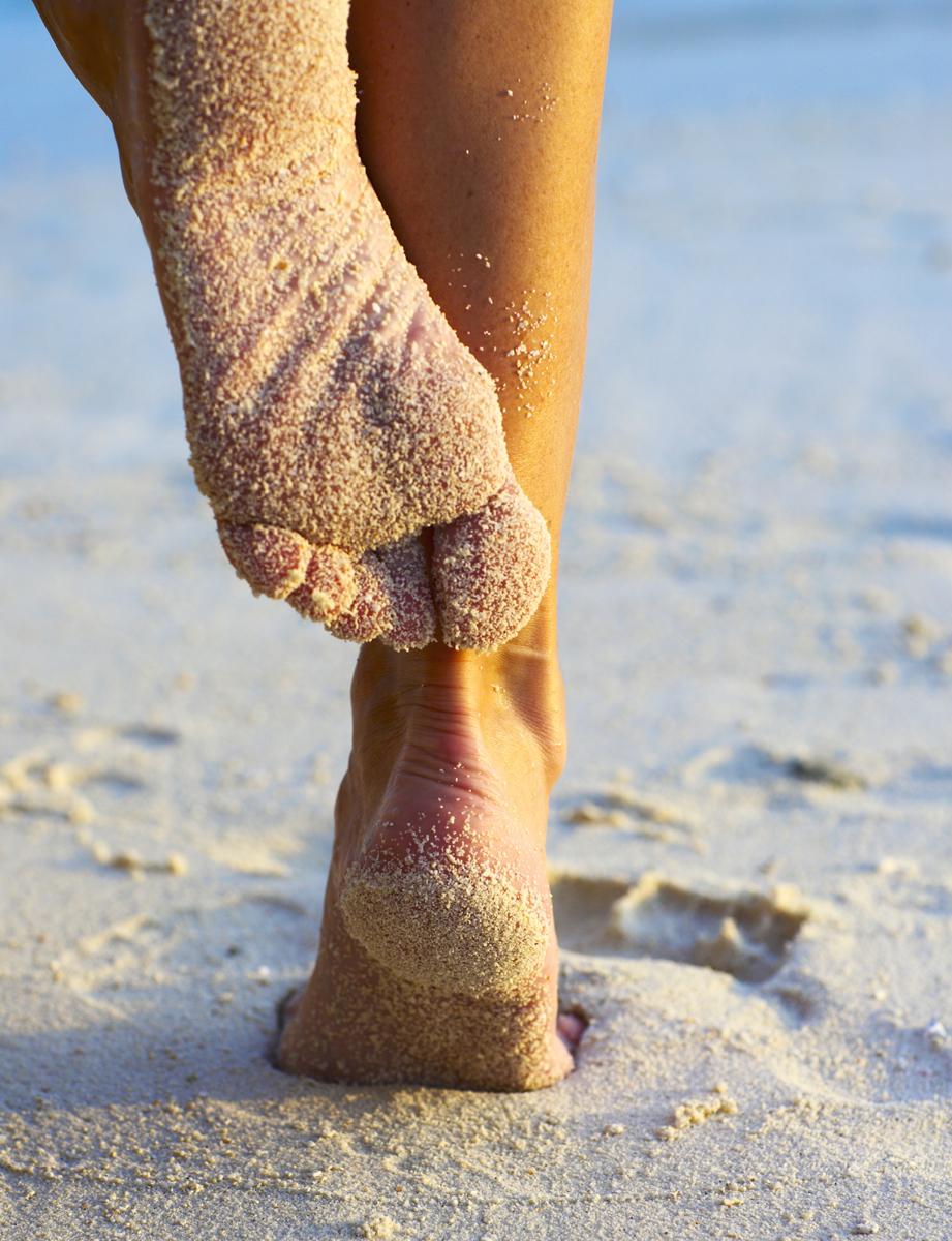 На общественных пляжах, особенно в случае ранок, мозолей и других повреждений на ногах, необходимо носить обувь