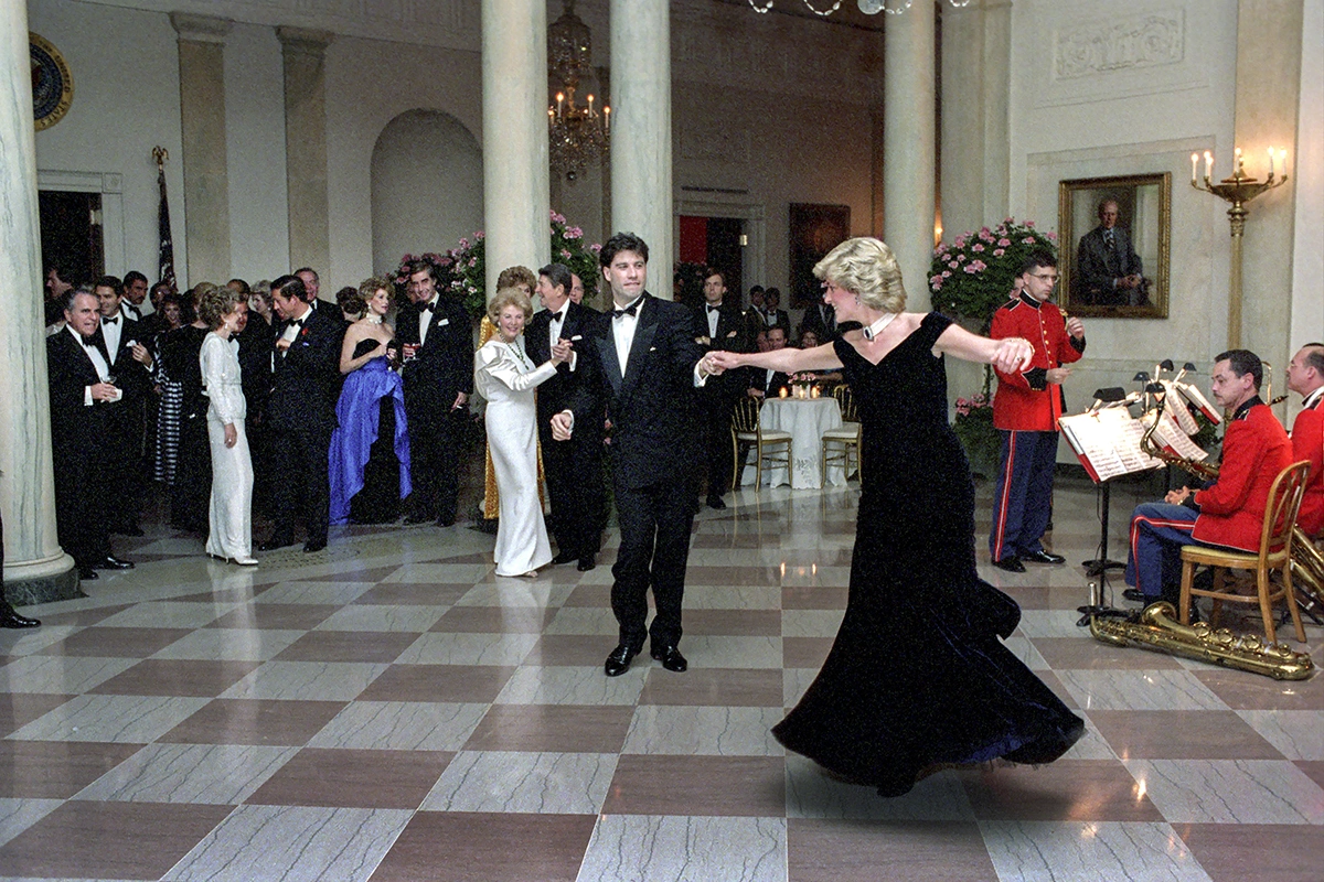 <p>Принцесса Диана танцует с Джоном Траволтой в Кросс-холле Белого дома, 9 ноября 1985 года</p>