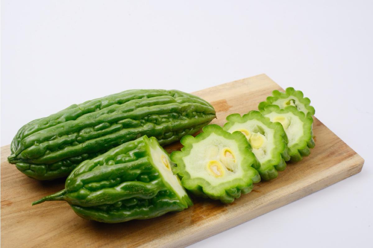 Незрелые плоды момордики харанции зеленые и по вкусу похожи на кабачки