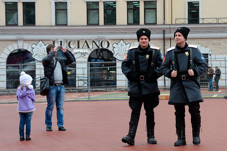 Казаки патрулируют территорию курорта Роза Хутор&nbsp;в Красной Поляне, 2014 год