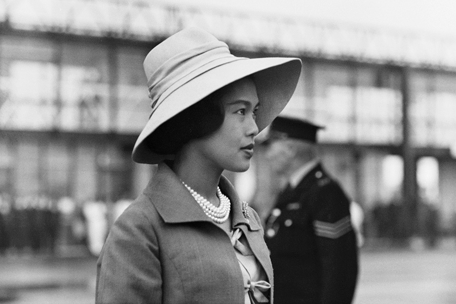 Королева Таиланда Сирикит по прибытии в лондонский аэропорт Гатвик в рамках государственного визита в Соединённое Королевство, 19 июля 1960 г.