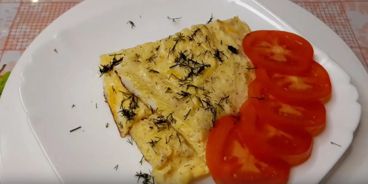 Посыпьте омлет зеленью