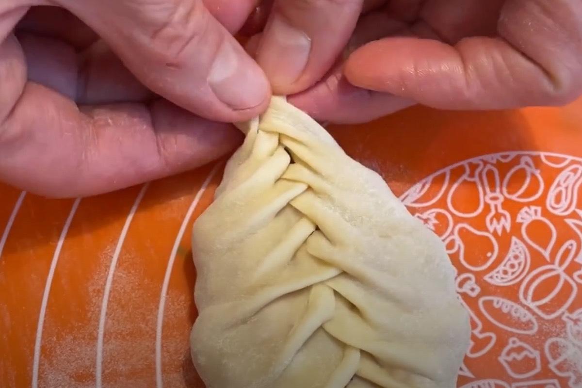 Как заплести тесто для мантов косичкой