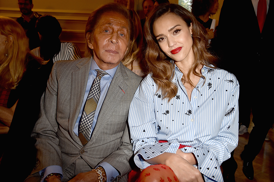 Итальянский модельер Донателла Версаче отмечала, что у Валентино был свой собственный стиль и что, когда появлялись новые модные течения,&nbsp;он оставался верен принципам. &laquo;Именно это и должен делать дизайнер&nbsp;&mdash; развиваться всеми возможными способами, но уважать созданную им ДНК&raquo;,&nbsp;&mdash; говорила она.

На фото: Гаравани и актриса Джессика Альба во время показа на Неделе моды в Париже, 2016 год