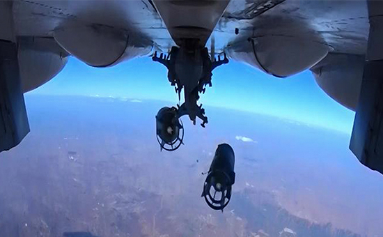 Во время бомбометания с российского истребителя Су-30