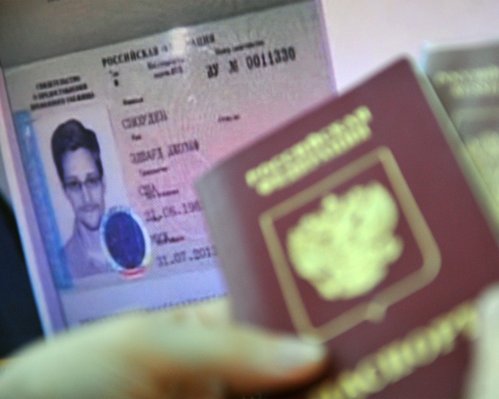 Экс-сотрудник АНБ Сноуден получил российский паспорт