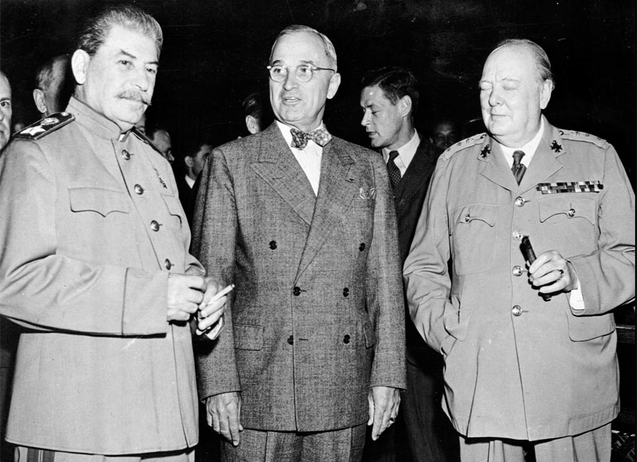 Рузвельт не дожил до конца войны, в апреле 1945 года на посту президента его сменил Гарри Трумэн (на фото &mdash; в центре). Его первая встреча со Сталиным произошла 17 июля того&nbsp;же года на еще одной конференции союзников, которая состоялась в немецком Потсдаме.
