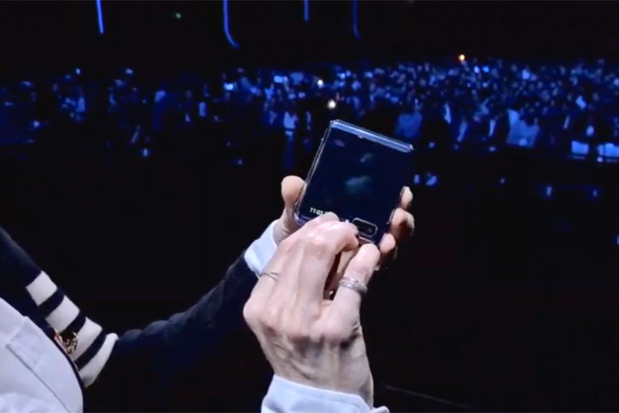 Galaxy Z Flip&nbsp;&mdash; вторая модель складного смартфона от Samsung. Ее экран размером 6,7 дюйма, но в сложенном состоянии помещается на ладони