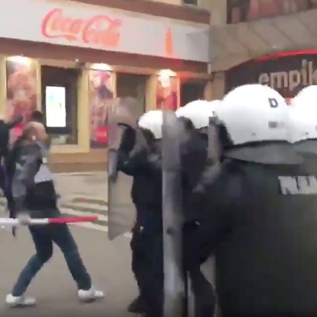 Полиция Варшавы применила оружие против участников марша