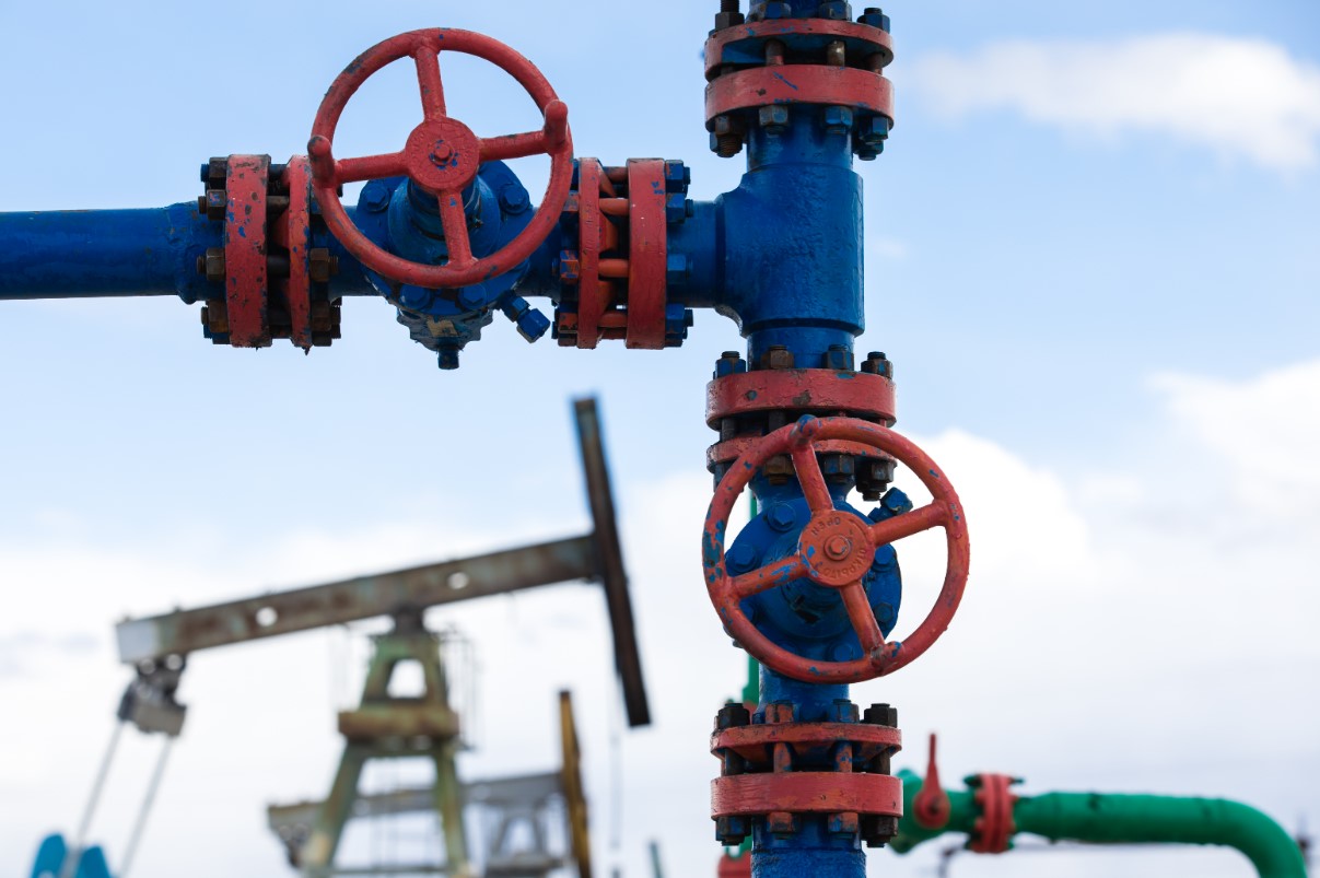 В России введут контрсанкции против потолка цен на нефть.