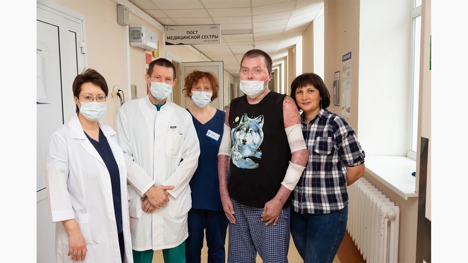 <p>Иван с врачами областной клинической больницы № 1 города Тюмени</p>