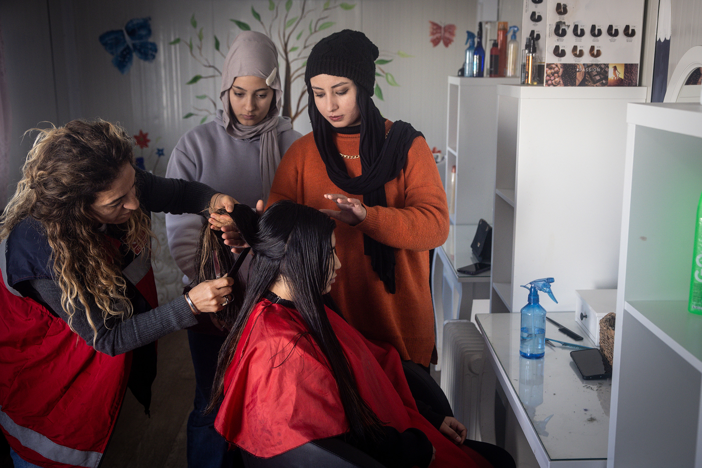 Женщины, живущие в контейнерном лагере Буюкдалян, во время урока парикмахерского мастерства в салоне красоты (расположен в том&nbsp;же лагере), 1 февраля. В лагере Буюкдалян, одном из многих на юге Турции, проживают более 980 семей.