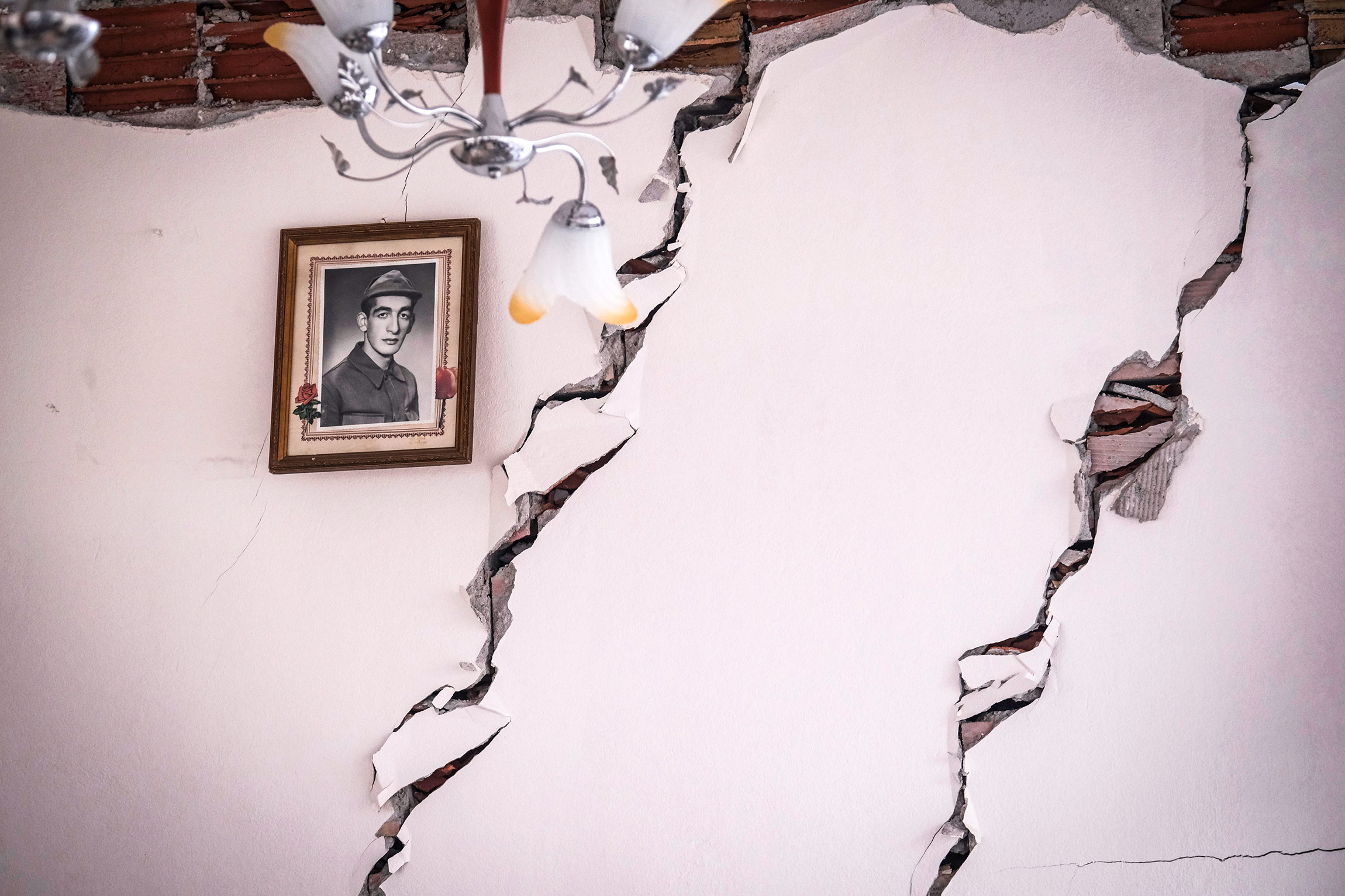 Портрет на стене рухнувшего здания в городе Эльбистан, 9 февраля 2023 года