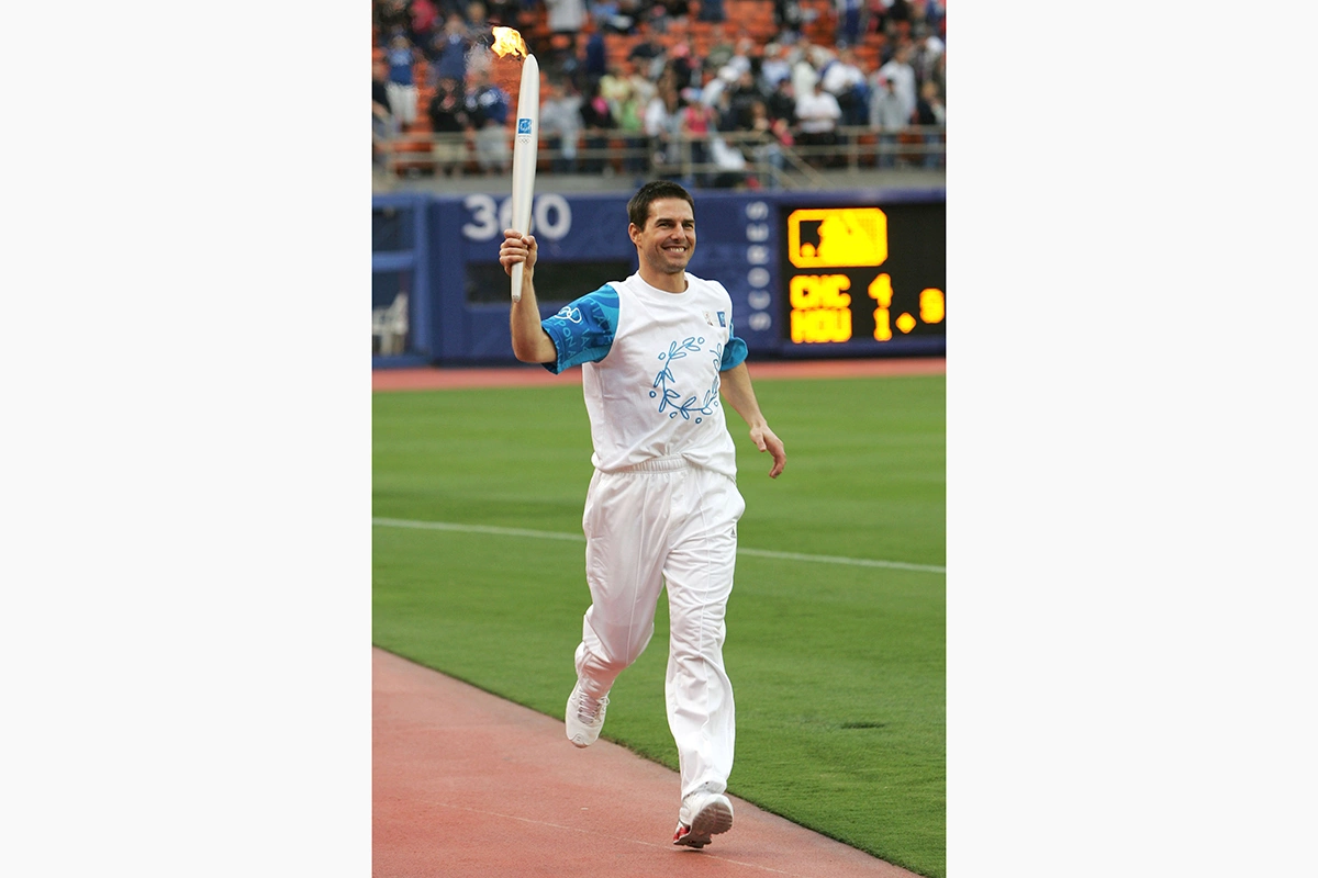 <p>Том Круз бежит с олимпийским факелом по стадиону &laquo;Доджер Стадиум&raquo; в Лос-Анджелесе, 16 июня 2004 года</p>