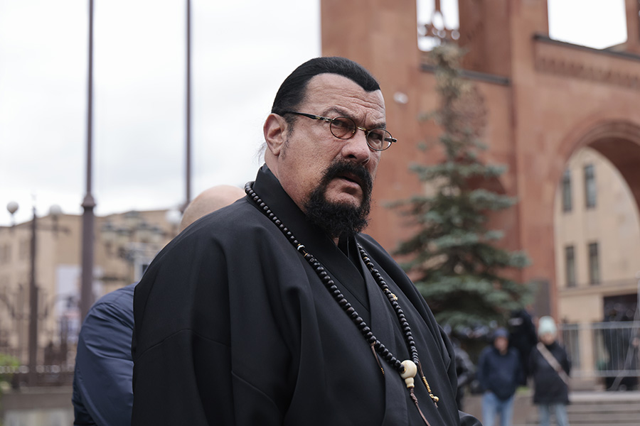 Увидеть на прощании можно было и американского актера Стивена Сигала, получившего российское гражданство в 2016 году.