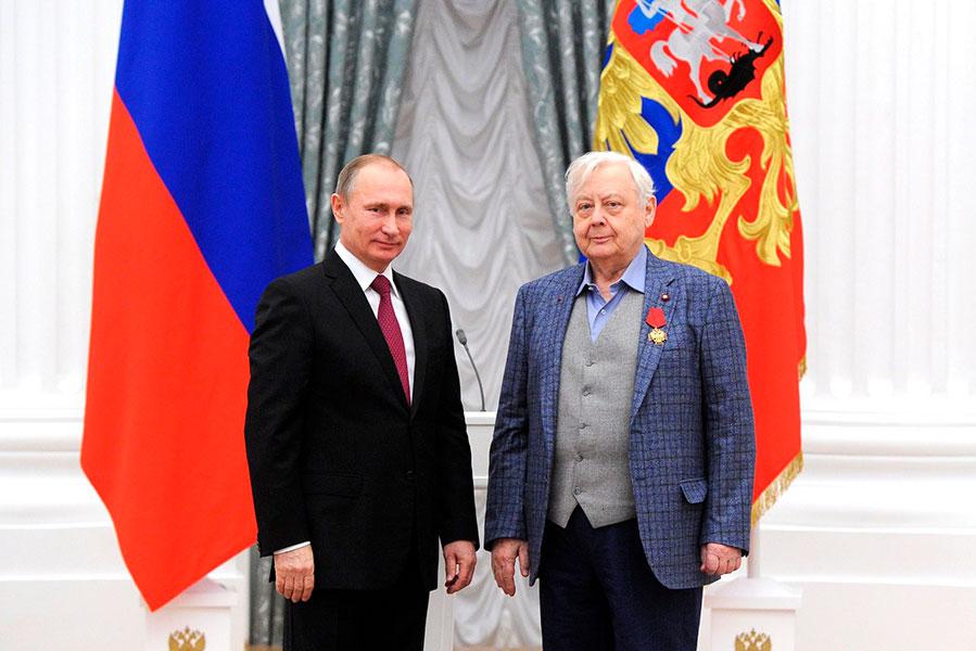 Владимир Путин награждает Олега Табакова&nbsp;орденом &laquo;За заслуги перед Отечеством&raquo; IV степени, 2015 год
&nbsp;