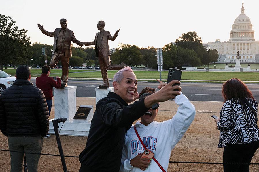 Статуя Дональда Трампа и Джеффри Эпштейна,&nbsp;которая недавно вновь появилась возле Капитолия&nbsp;в Вашингтоне, США, 3 октября 2025 года