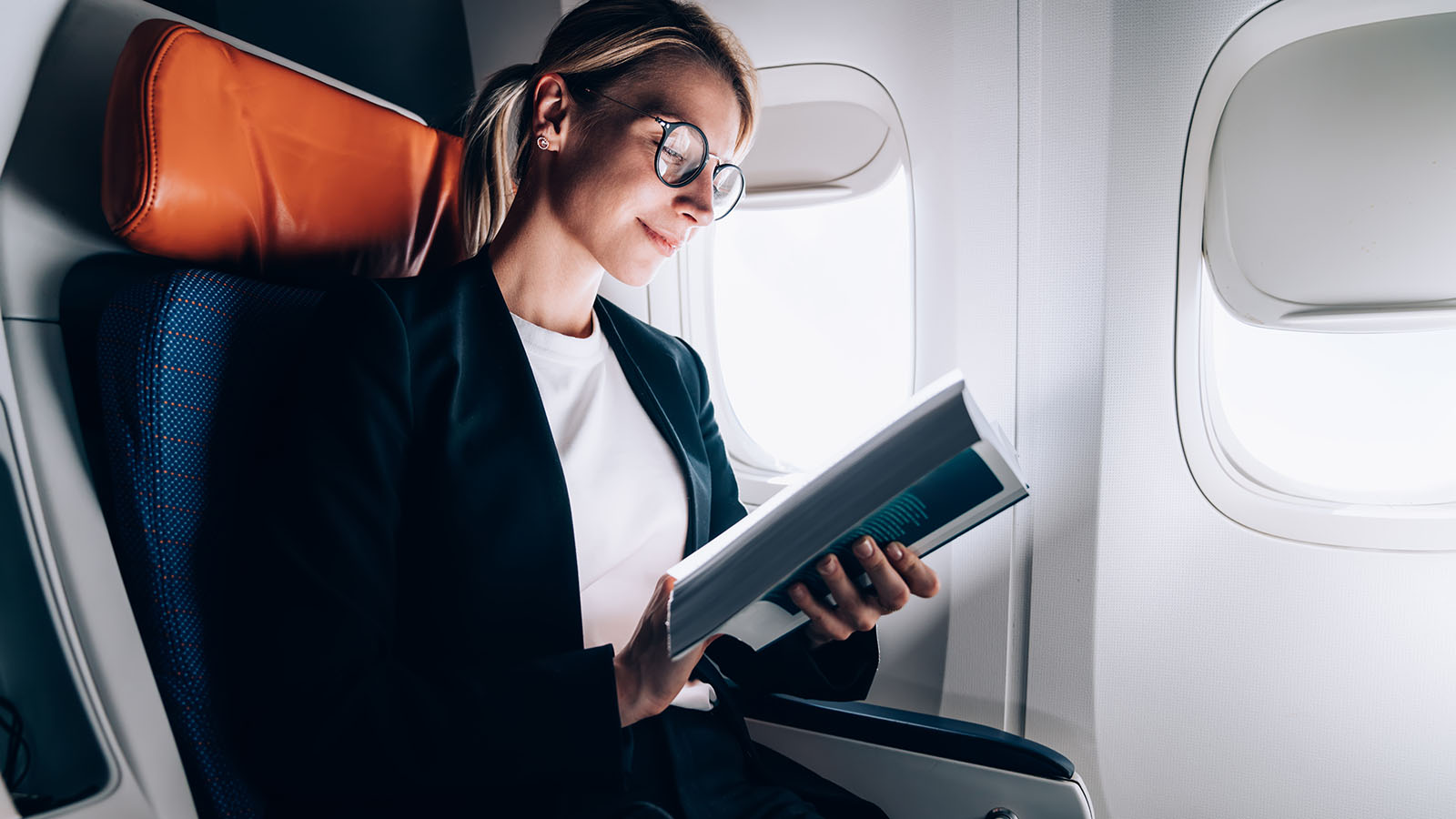 Почти 90% россиян предпочитают проводить время в самолете за чтением книг