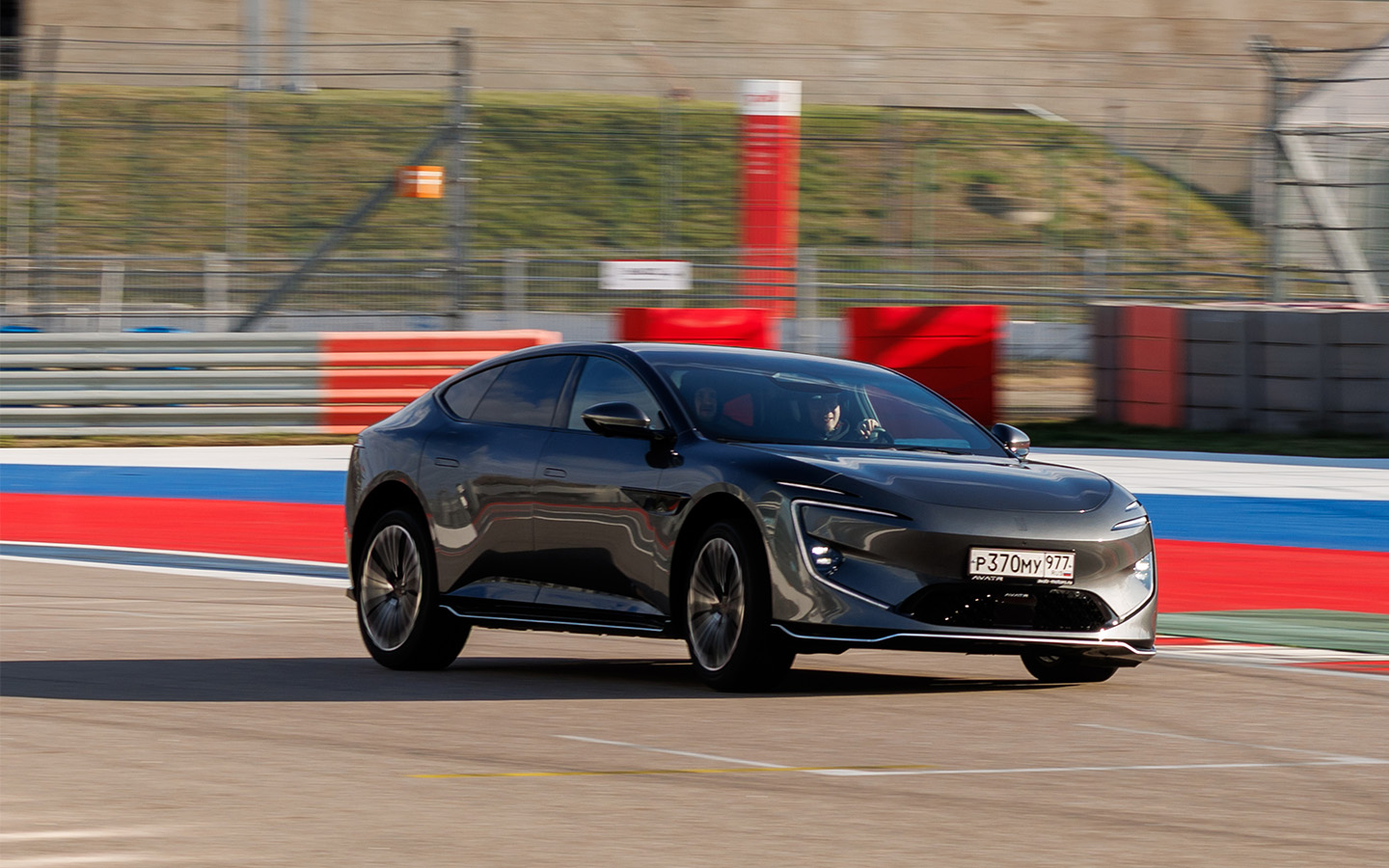 Пневмоподвеска у Avatr 12 фантастически комфортная, но адекватная и плотная. На скоростных виражах крены заметны, но на управляемости и уверенности в машине&nbsp;они никак не сказываются