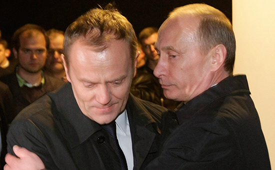 Экс-премьер Польши Дональд Туск (слева) и&nbsp;президент России Владимир Путин во&nbsp;время встречи после&nbsp;крушения Ту-154. 10 апреля 2010 года


