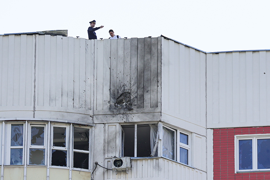Последствия попадания дрона в дом 11 на улице Атласова в Новой Москве. Как сообщили РБК в МЧС, в результате разбито стекло&nbsp;на 25-м этаже, пожара не было