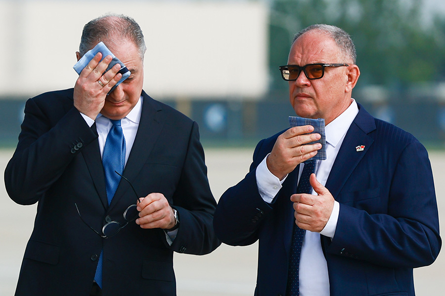 Посол России в КНР Игорь Моргулов и торговый представитель России в КНР Алексей Дахновский перед прибытием Путина.