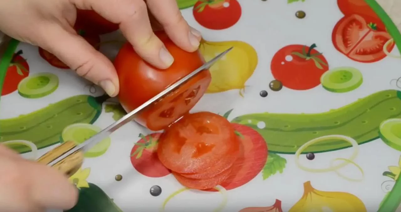 Нарежьте помидоры