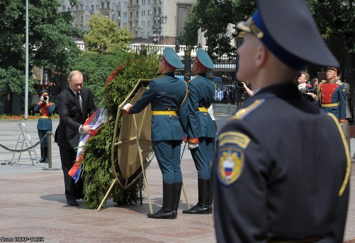 В.Путин возложил венок к могиле неизвестного солдата в Москве