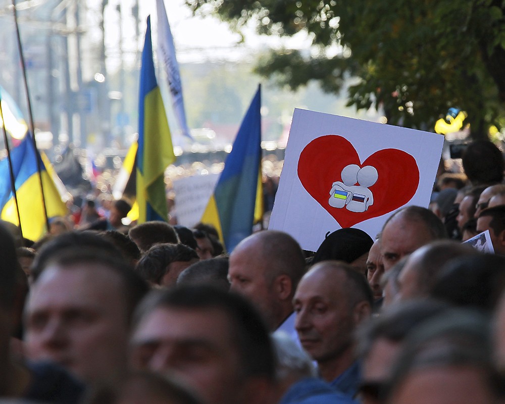 Участники антивоенной акции «Марш мира» в Москве