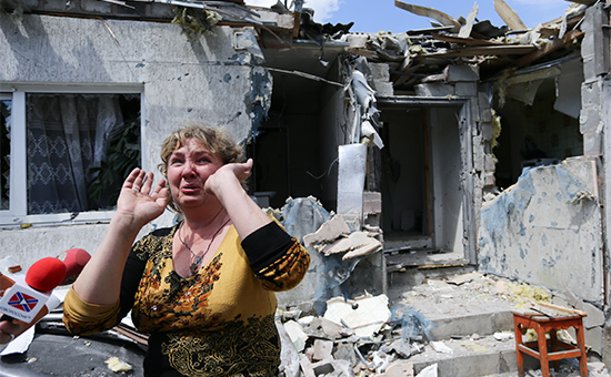 Жительница Старомихайловки (Донецкая область)&nbsp;у своего дома, разрушенного в результате ночного обстрела украинскими силовиками



