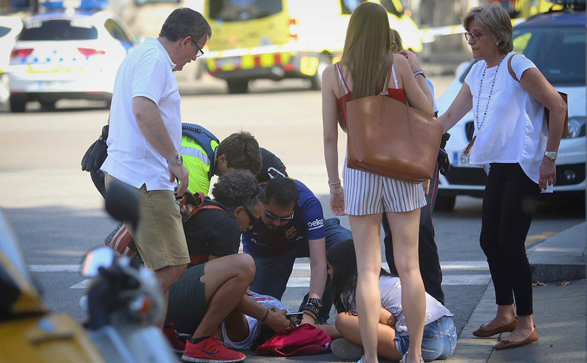Пострадавшие на месте теракта в Барселоне. 17 августа 2017 года


