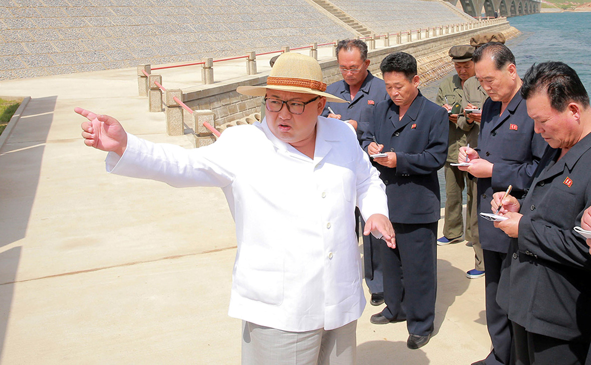 Лидер КНДР Ким Чен Ын (в центре)