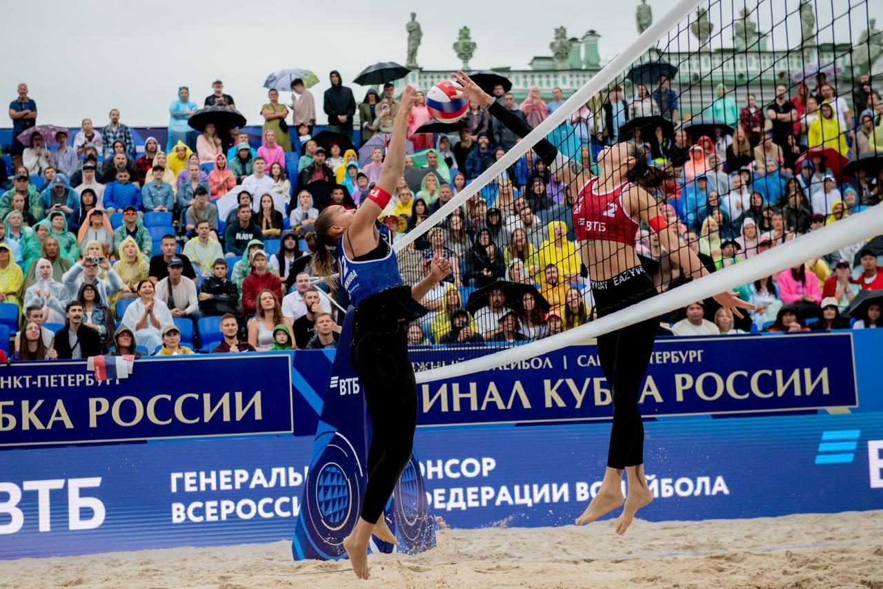 Пляжный волейбол на Дворцовой площади