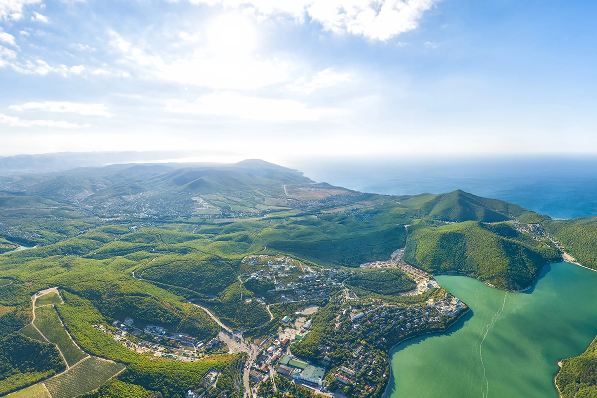Краснодарский край — самый крупный по площади виноградников регион страны, но важно не только это. Кубанский виноградник еще и самый современный