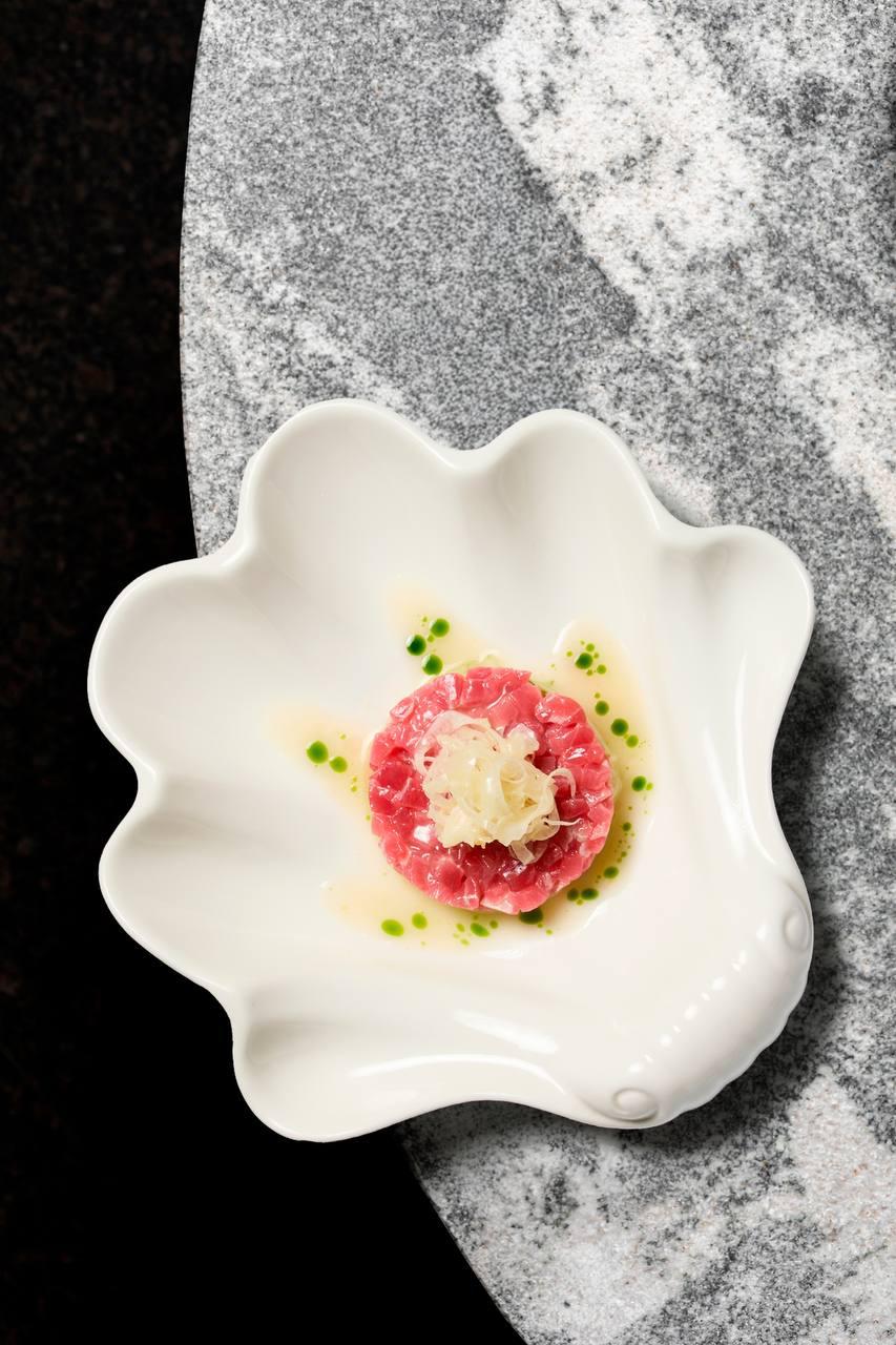 Тартар из тунца с яблоком и имбирем