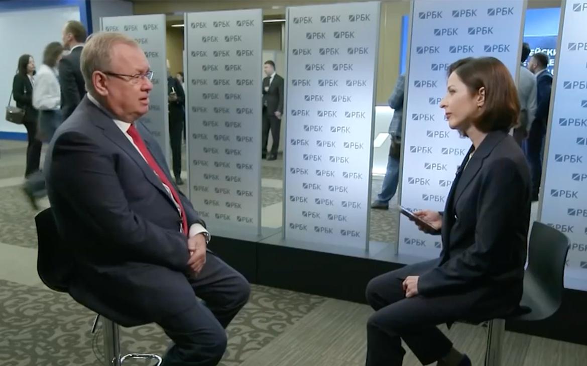 Костин на фоне спора банков с маркетплейсами рассказал анекдот про нищего