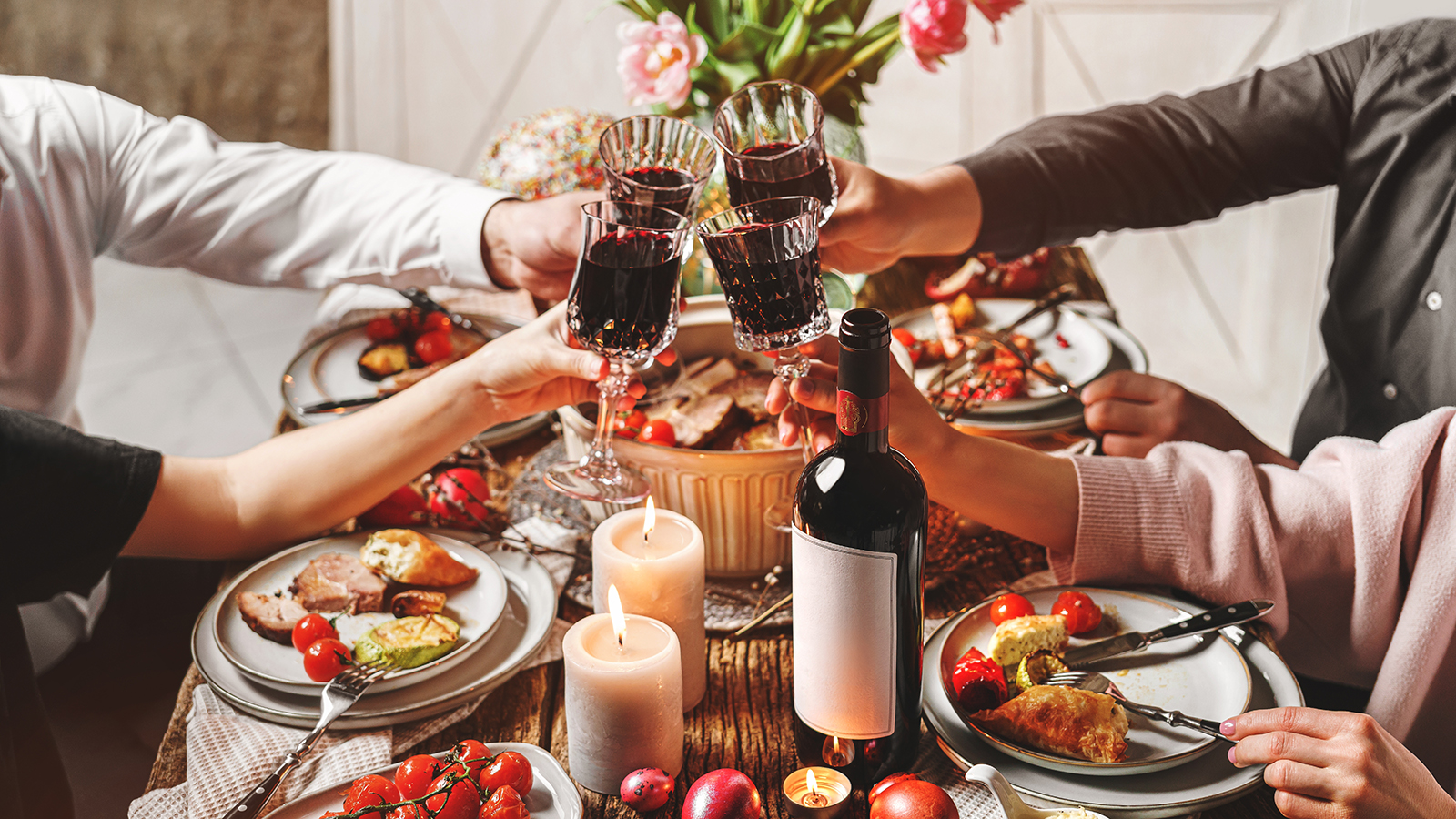 В преддверии новогодних праздников доктор Александр Мясников посоветовал россиянам меньше есть за праздничным столом, чтобы избежать острого панкреатита