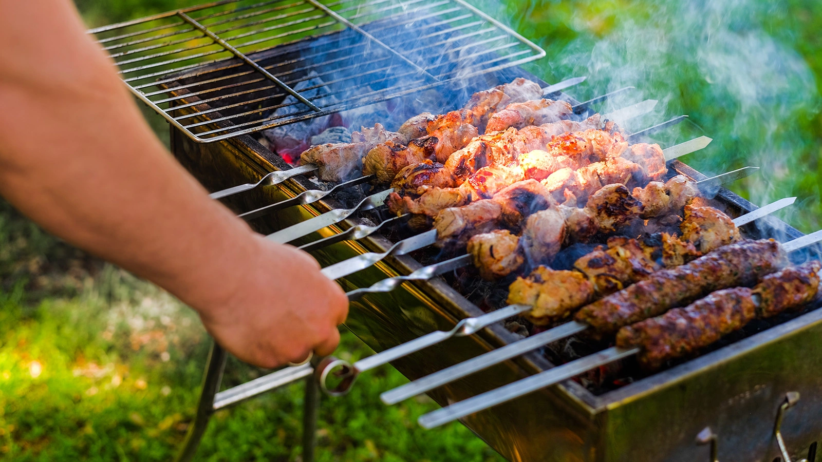 Пивной маринад добавит мясу солодовую глубину, легкую хмелевую горчинку и создает фон, на котором мясо, дымок и соль становятся выразительнее