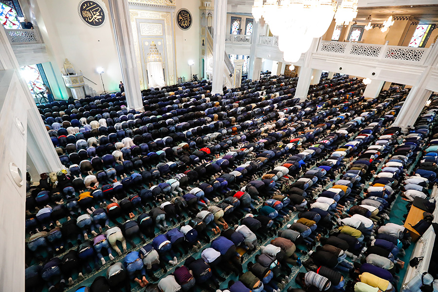 Торжественный намаз&nbsp;в соборной мечети в Москве
