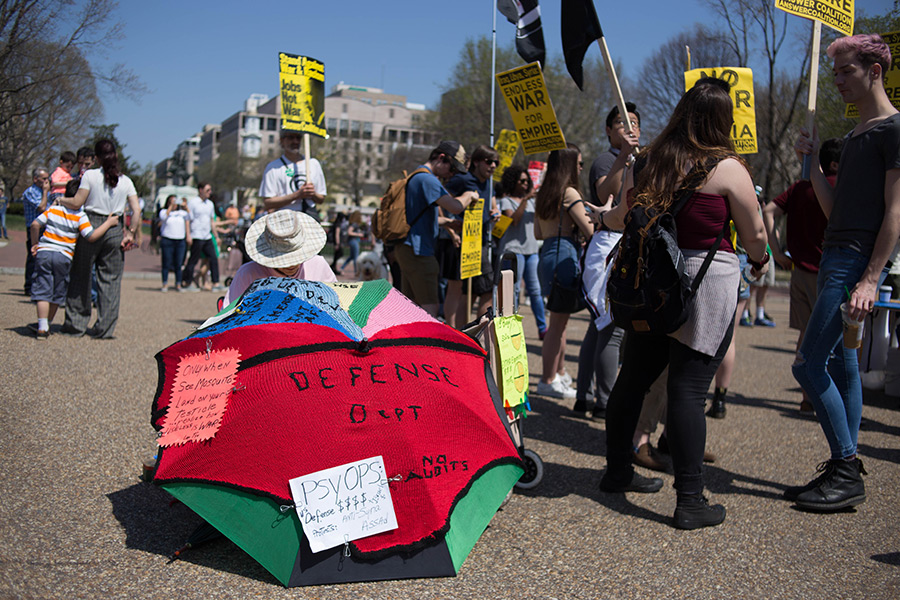 Митинг против бомбежек Сирии в Вашингтоне, США
